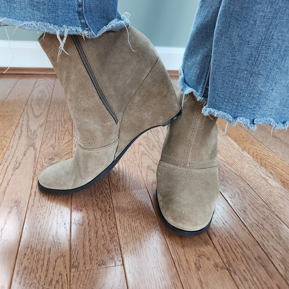 FRACO SARTO Tan Suede Booties Size 10